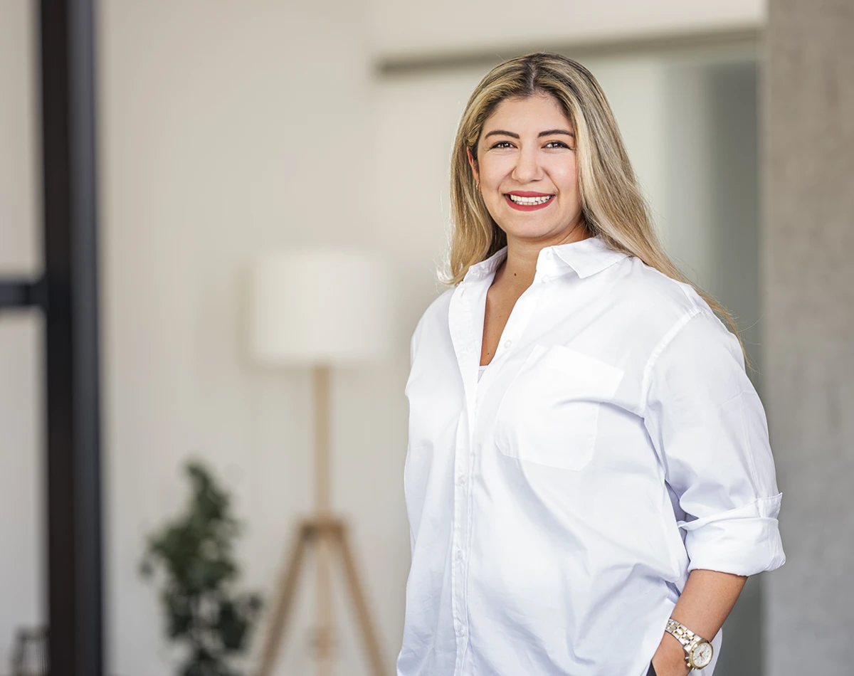 Porträt von Mitarbeiterin Mojdeh Shabani
